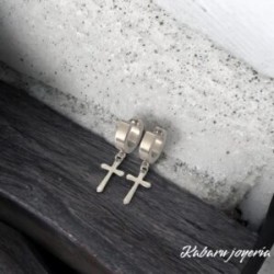 Hugies color plata acero inoxidable cruz